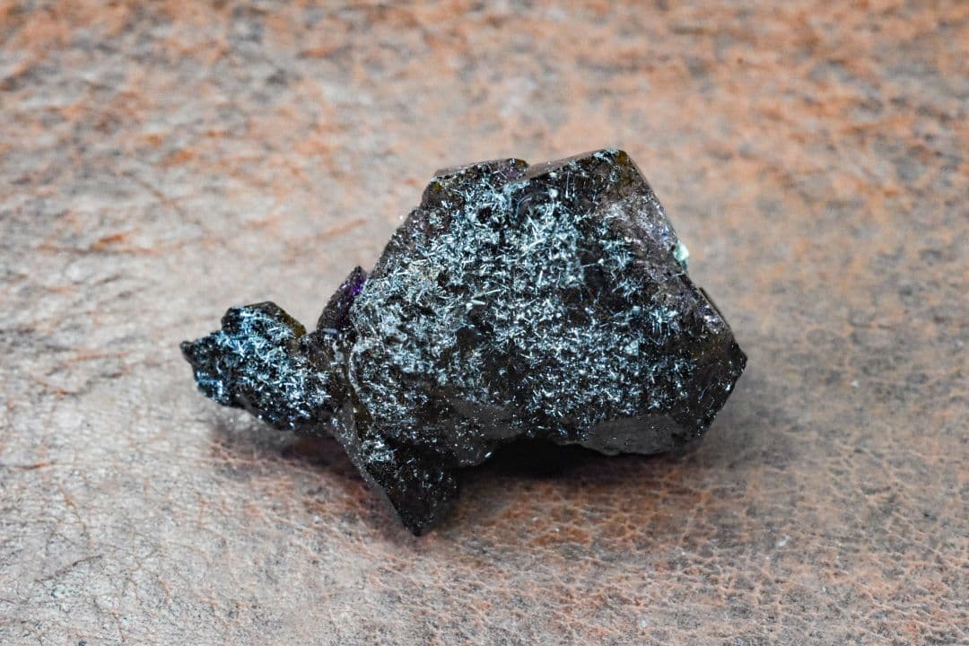 インド カルール産 ゲーサイトビッシリのブラックアメジスト