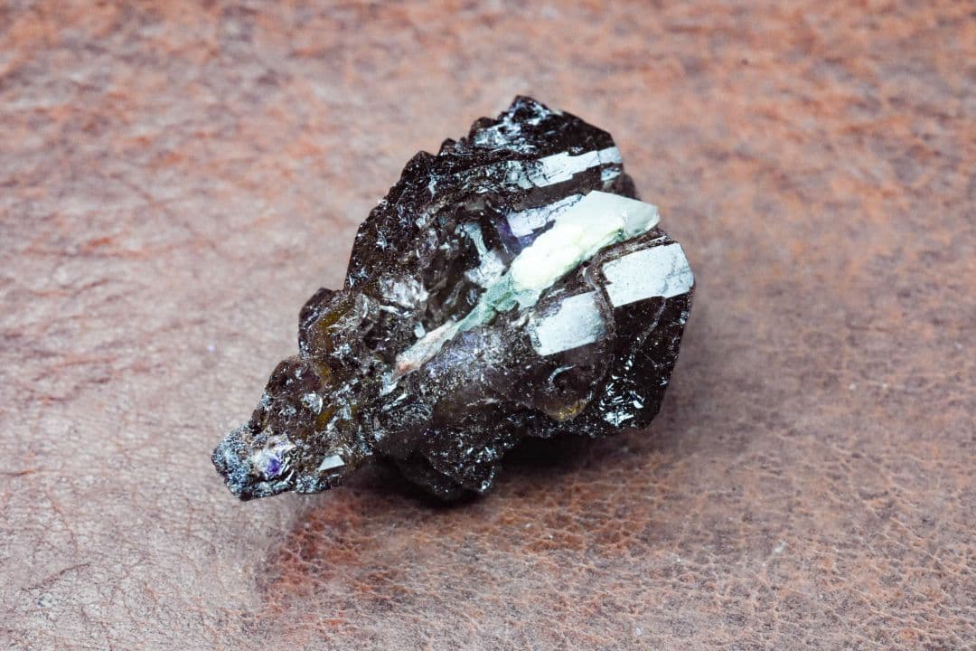 インド カルール産 ゲーサイトビッシリのブラックアメジスト