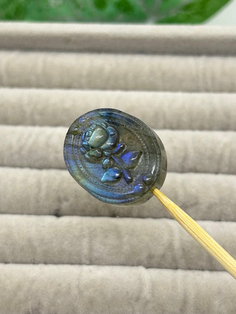 天然石ラブラドライト　薔薇彫刻パーツ　No.1619