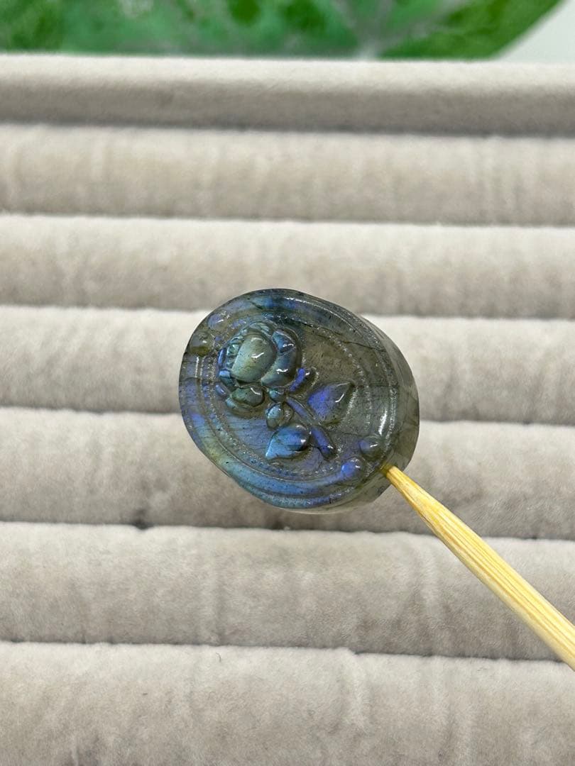 天然石ラブラドライト　薔薇彫刻パーツ　No.1619