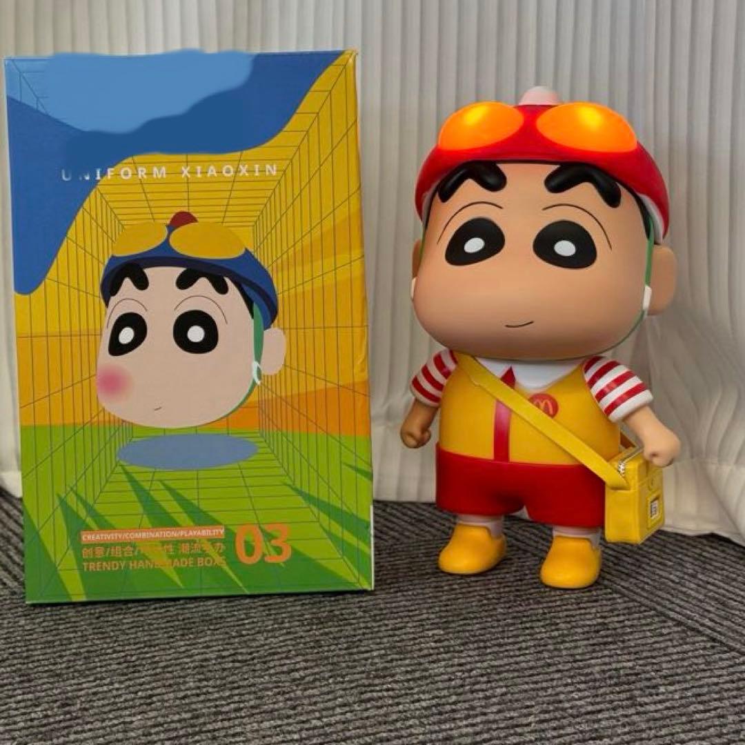 しんちゃんがマクドナルド風の衣装で