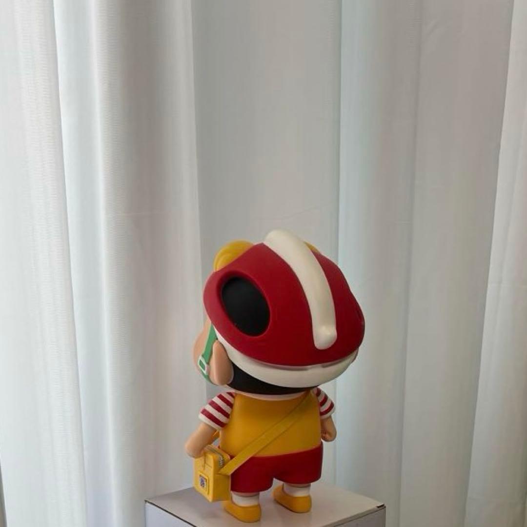 しんちゃんがマクドナルド風の衣装で