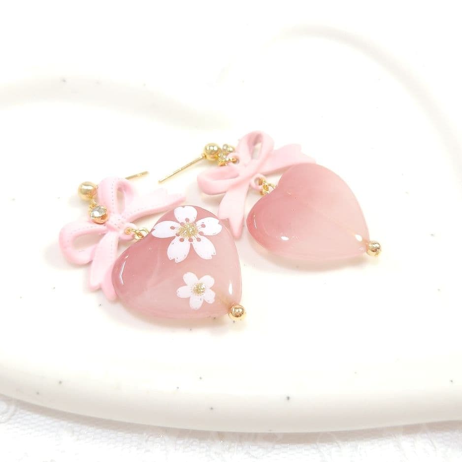 １点限定♡桜ピンクのステッチリボンと手染め桜ハートビーズの春色ハートピアス❀♡