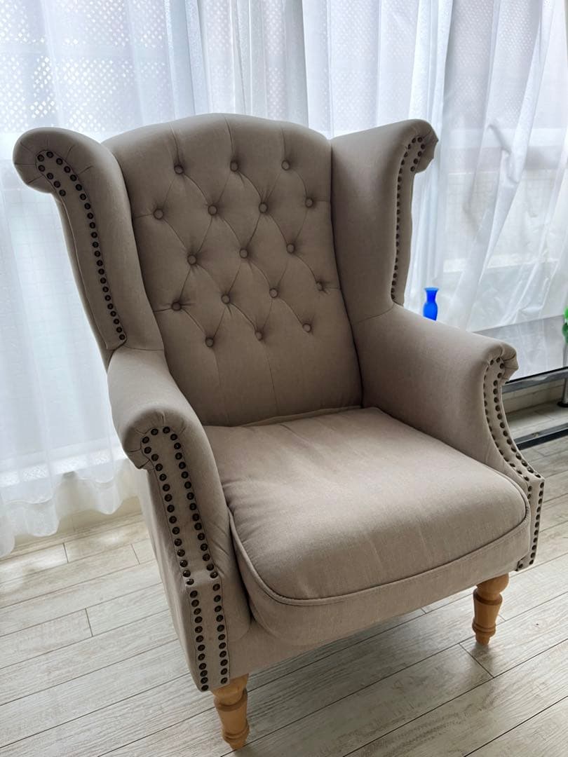 貴族が愛したソファー　チェスターフィールド　ウィングチェア　グレージュ