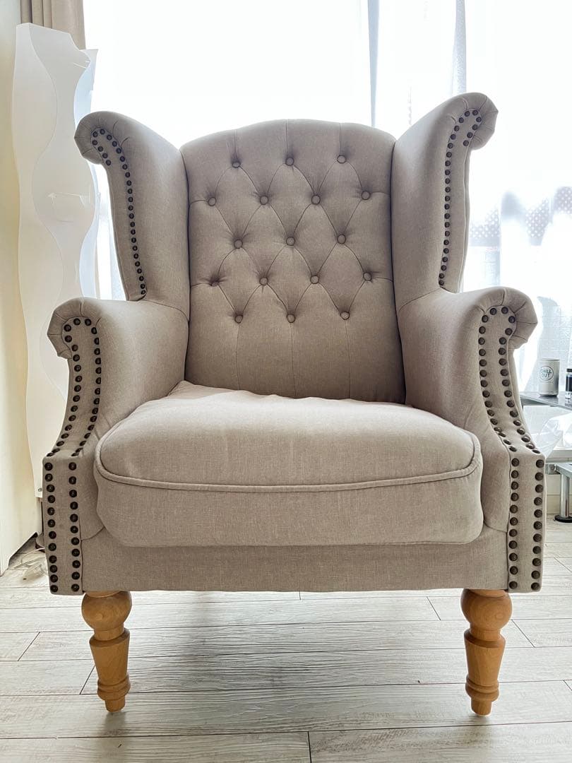 貴族が愛したソファー　チェスターフィールド　ウィングチェア　グレージュ