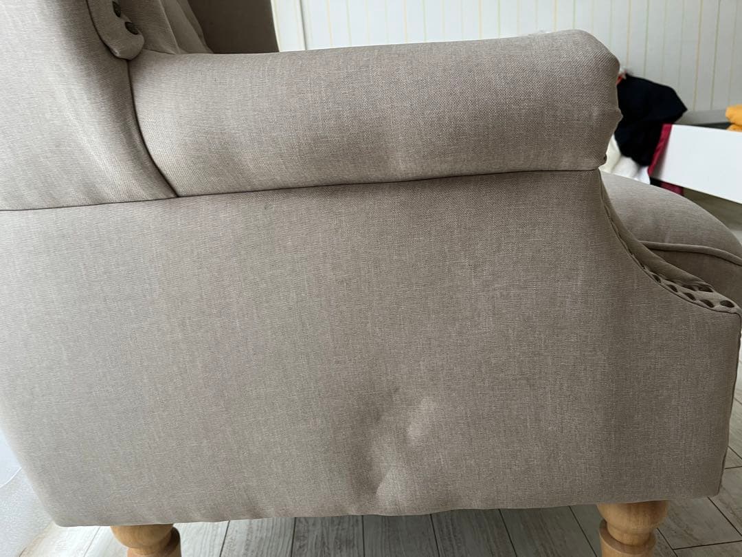 貴族が愛したソファー　チェスターフィールド　ウィングチェア　グレージュ