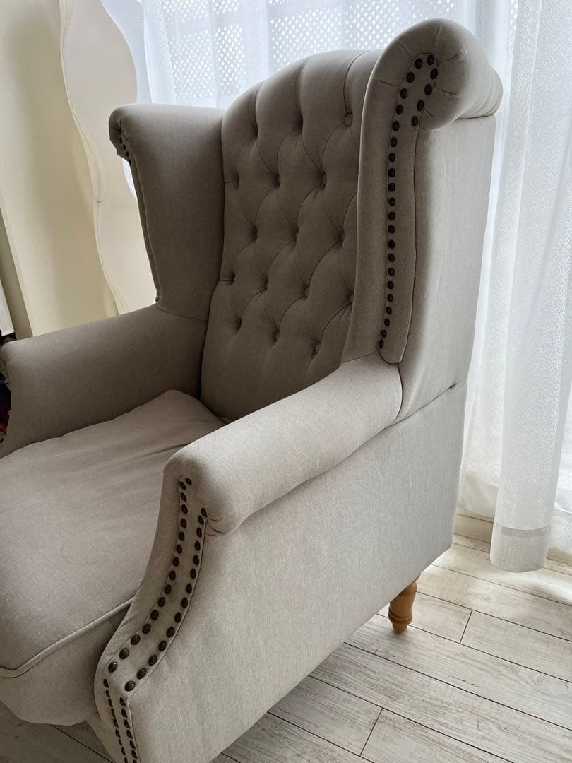 貴族が愛したソファー　チェスターフィールド　ウィングチェア　グレージュ