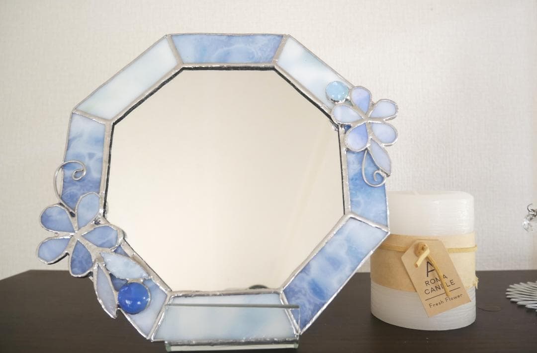 ✴︎:.。淡いブルーの八角形鏡♪　(size20㎝/max23）　ステンドグラス