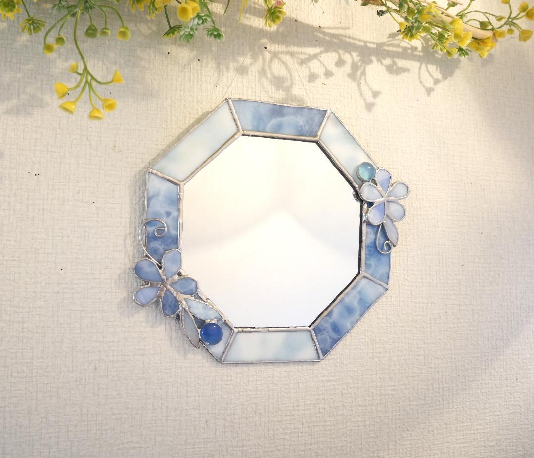 ✴︎:.。淡いブルーの八角形鏡♪　(size20㎝/max23）　ステンドグラス