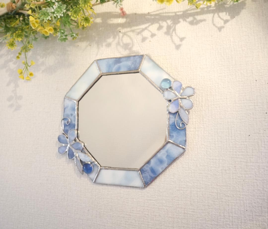 ✴︎:.。淡いブルーの八角形鏡♪　(size20㎝/max23）　ステンドグラス