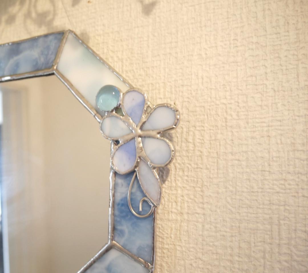 ✴︎:.。淡いブルーの八角形鏡♪　(size20㎝/max23）　ステンドグラス