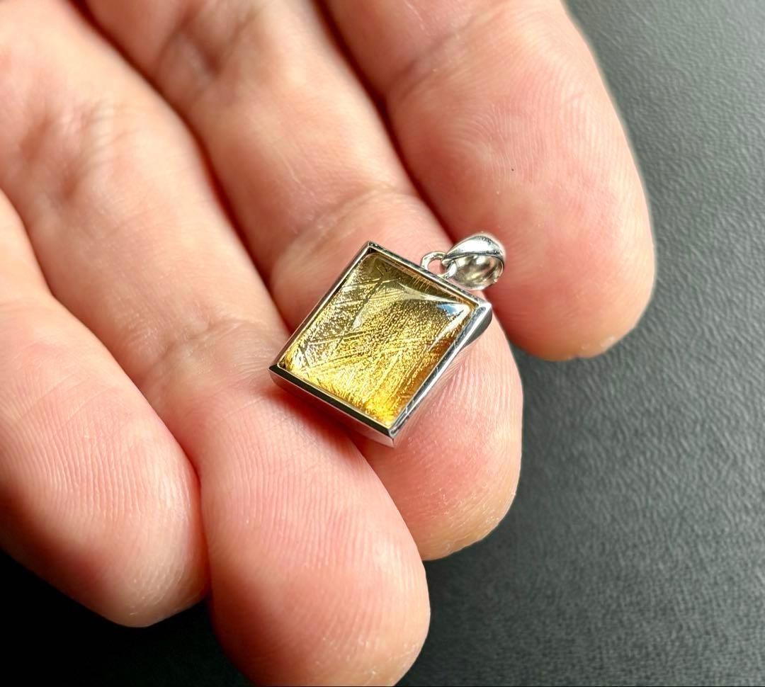 究極品質　宇宙の彼方から舞い降りし奇跡の隕石　プレミアムゴールドギベオンのPT