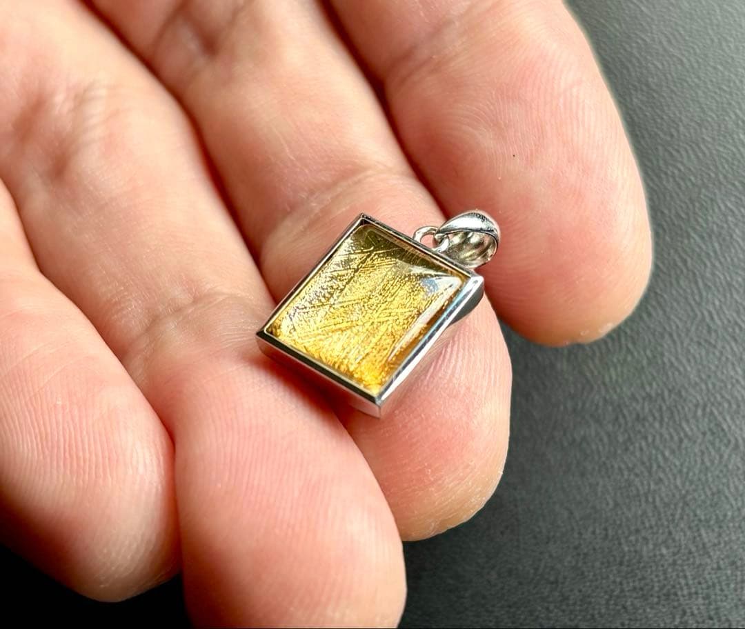 究極品質　宇宙の彼方から舞い降りし奇跡の隕石　プレミアムゴールドギベオンのPT