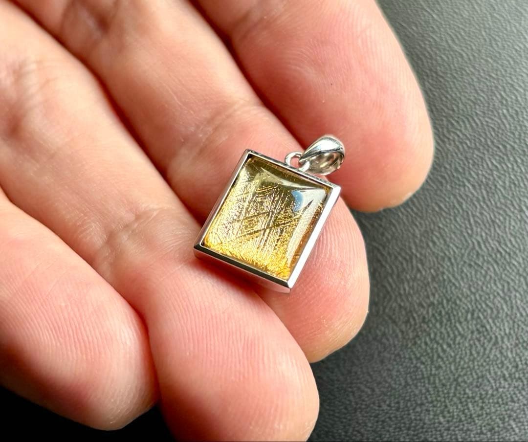 究極品質　宇宙の彼方から舞い降りし奇跡の隕石　プレミアムゴールドギベオンのPT