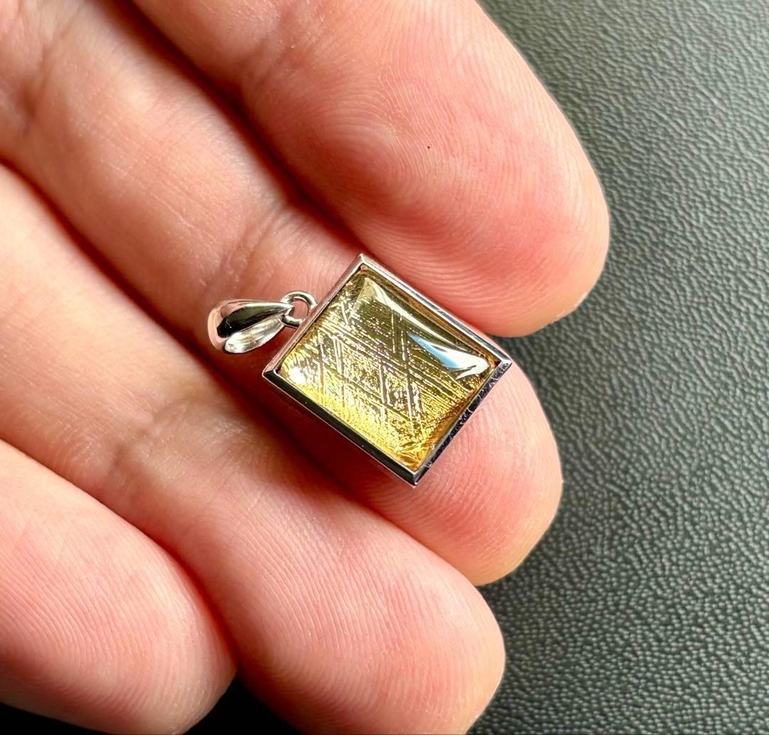 究極品質　宇宙の彼方から舞い降りし奇跡の隕石　プレミアムゴールドギベオンのPT