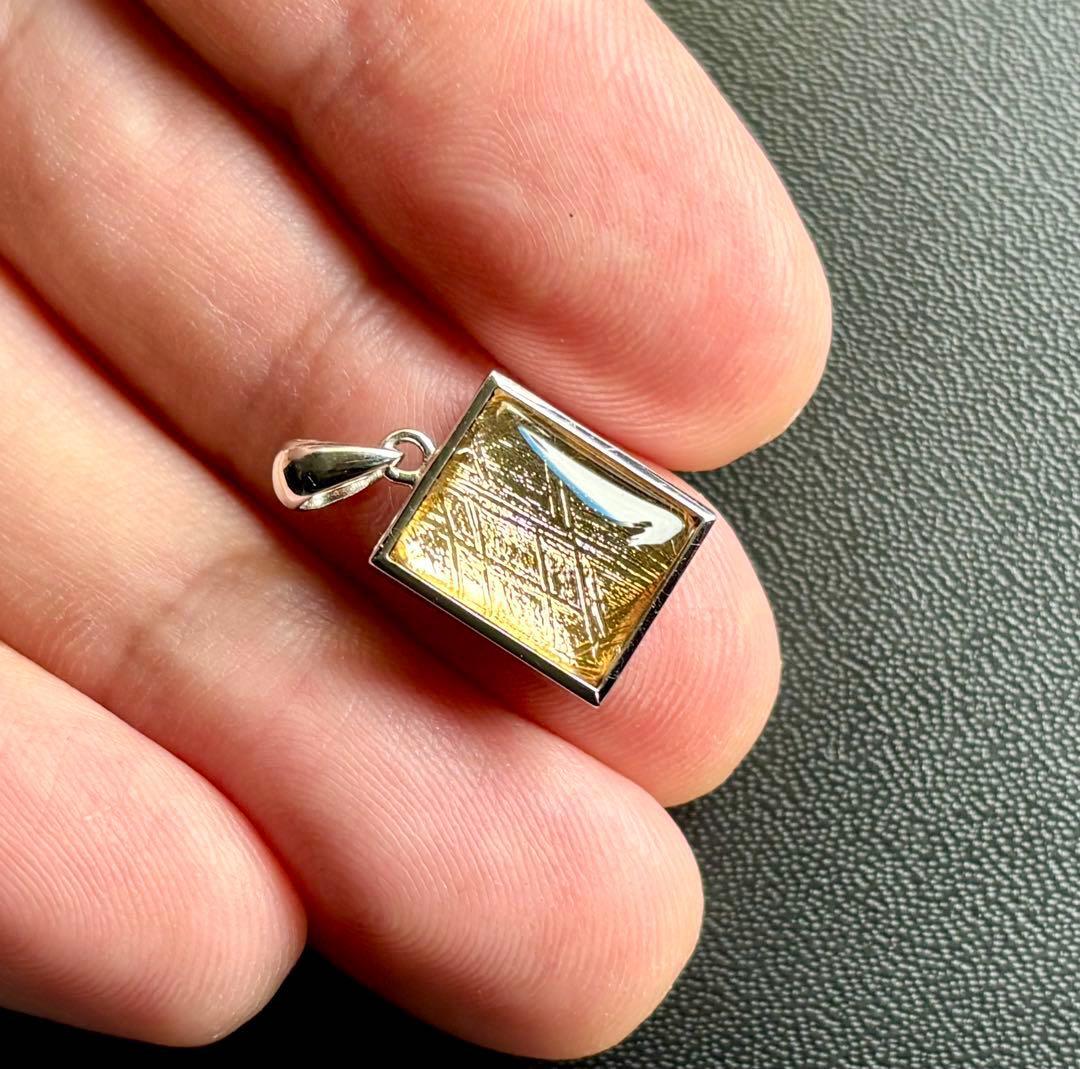 究極品質　宇宙の彼方から舞い降りし奇跡の隕石　プレミアムゴールドギベオンのPT