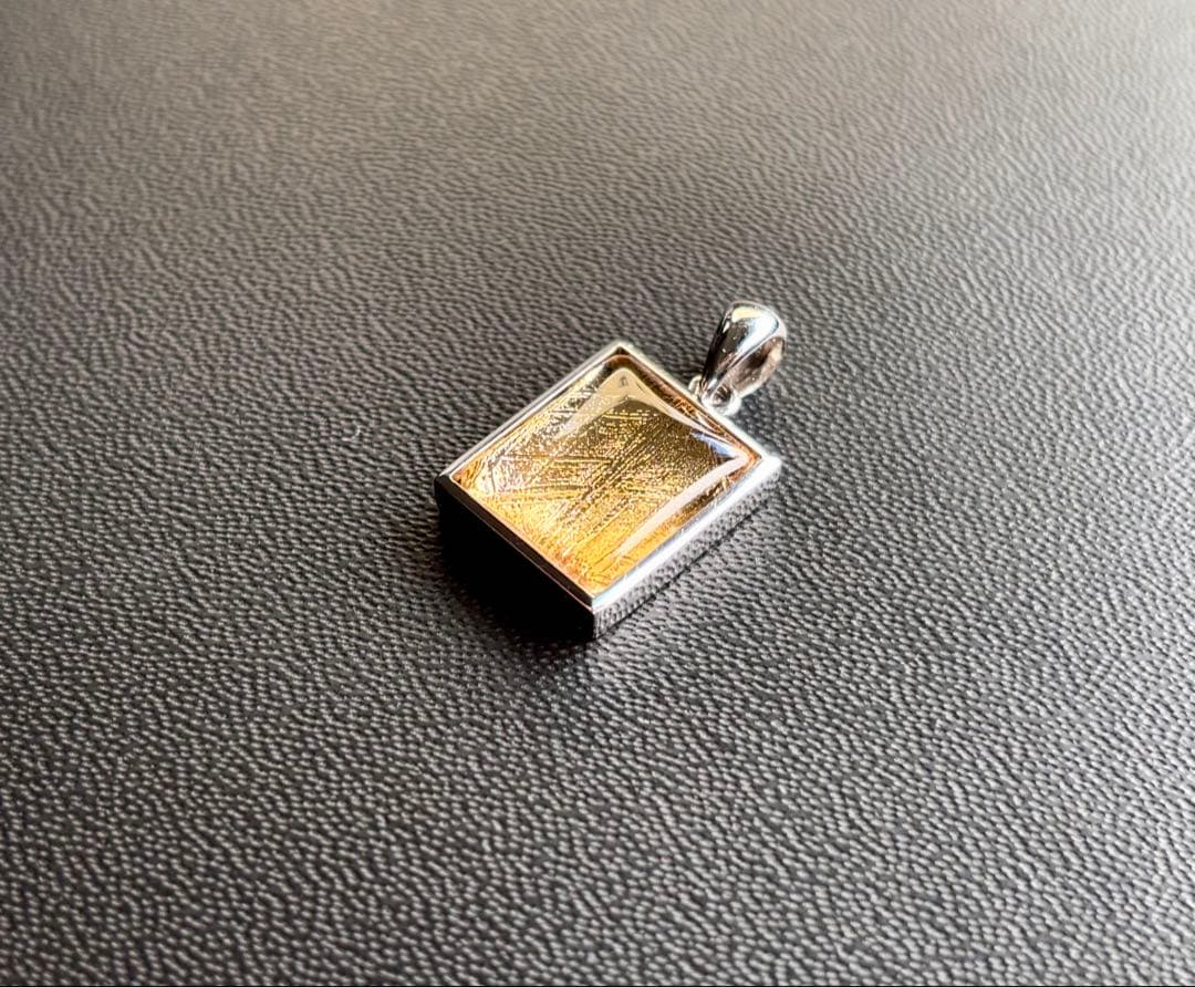 究極品質　宇宙の彼方から舞い降りし奇跡の隕石　プレミアムゴールドギベオンのPT