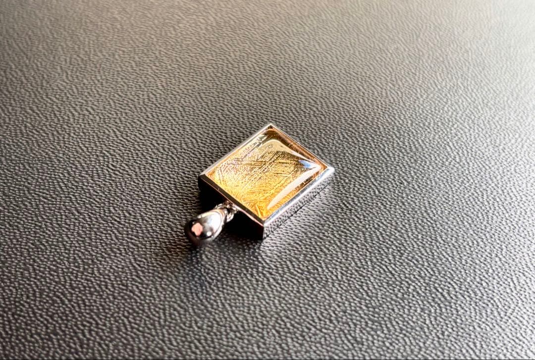 究極品質　宇宙の彼方から舞い降りし奇跡の隕石　プレミアムゴールドギベオンのPT