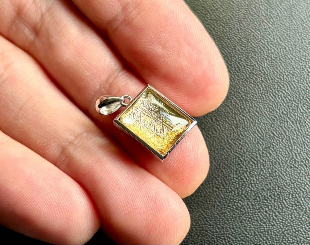 究極品質　宇宙の彼方から舞い降りし奇跡の隕石　プレミアムゴールドギベオンのPT