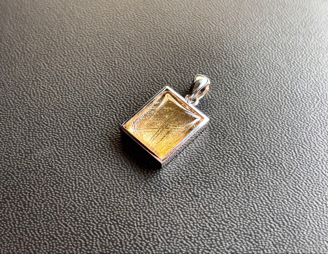 究極品質　宇宙の彼方から舞い降りし奇跡の隕石　プレミアムゴールドギベオンのPT