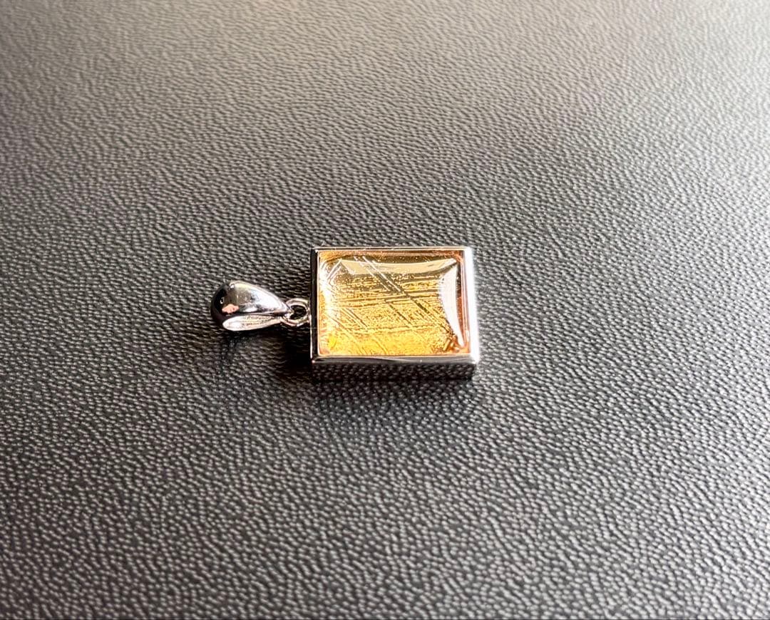 究極品質　宇宙の彼方から舞い降りし奇跡の隕石　プレミアムゴールドギベオンのPT