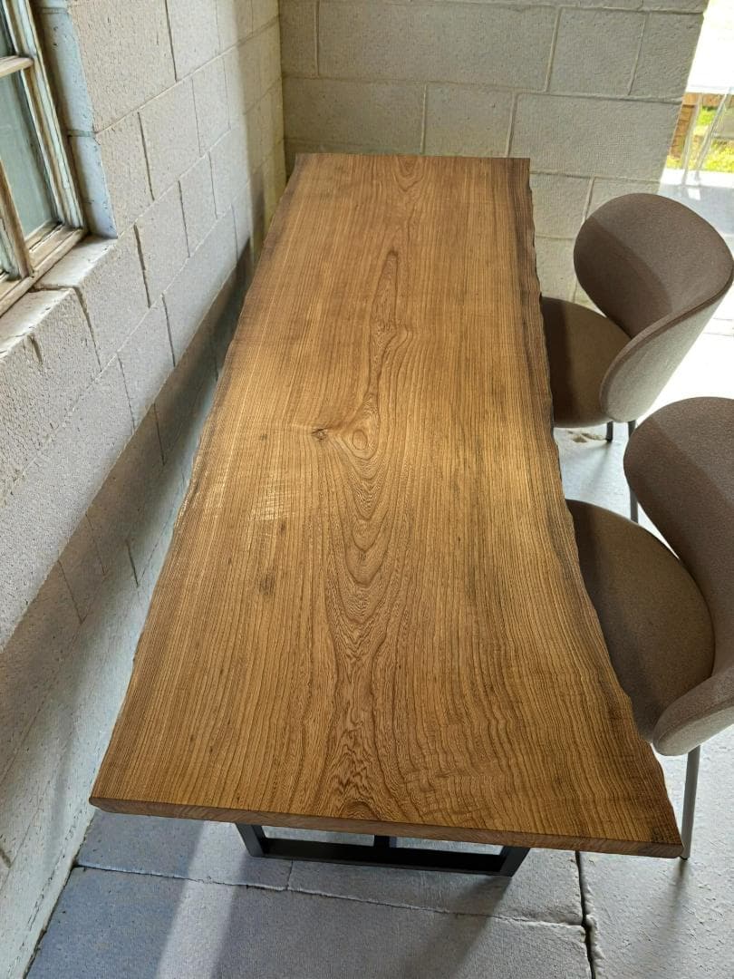 栓一枚板ダイニング 1600mm｜淡い色合いと優しい艶の無垢天板