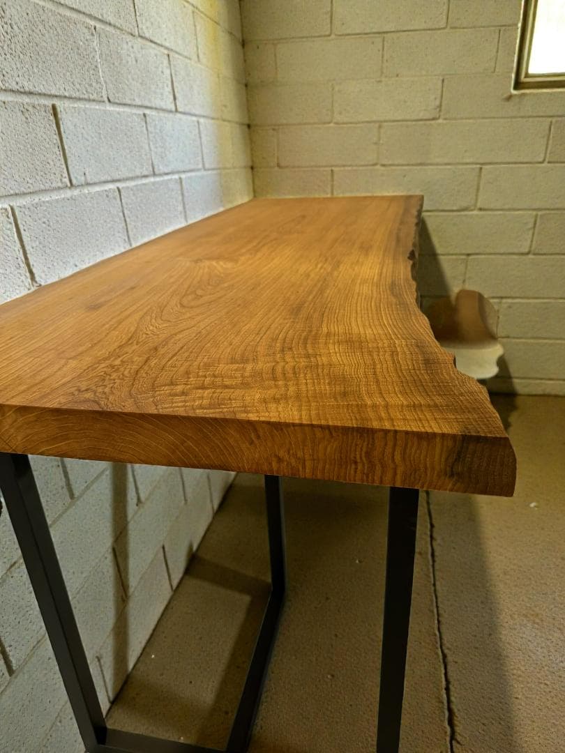 栓一枚板ダイニング 1600mm｜淡い色合いと優しい艶の無垢天板