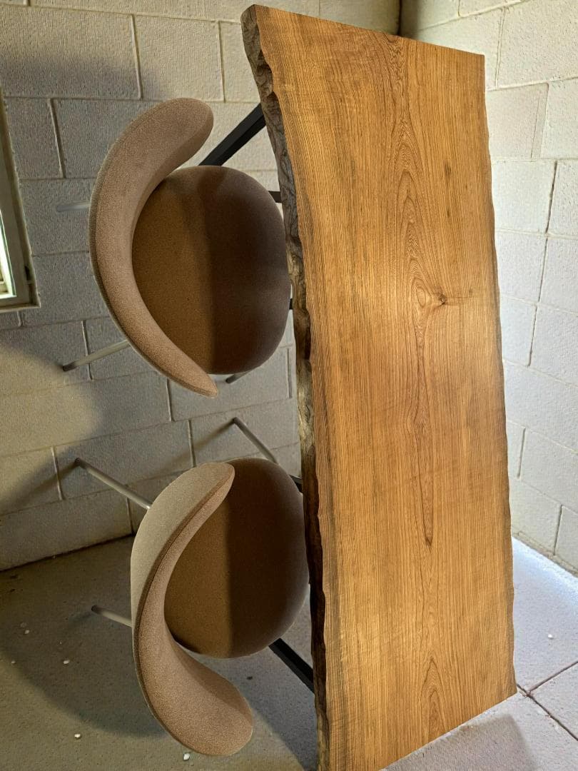 栓一枚板ダイニング 1600mm｜淡い色合いと優しい艶の無垢天板