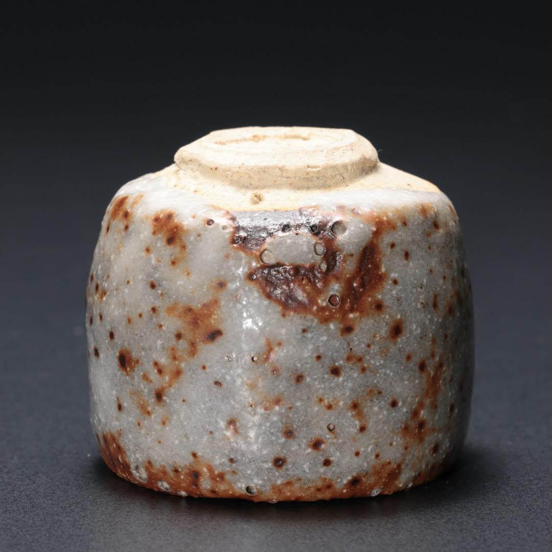 ぐい呑・盃】 ねずみ志野 ぐい呑み 加藤春鼎作 共箱 R1189ダU - メルカリ