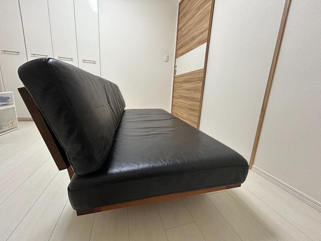 黒いレザーソファ