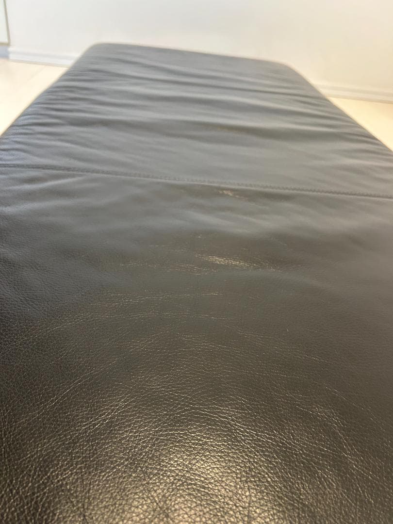 黒いレザーソファ