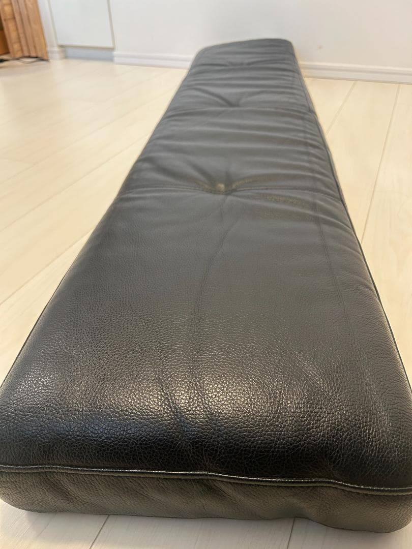 黒いレザーソファ