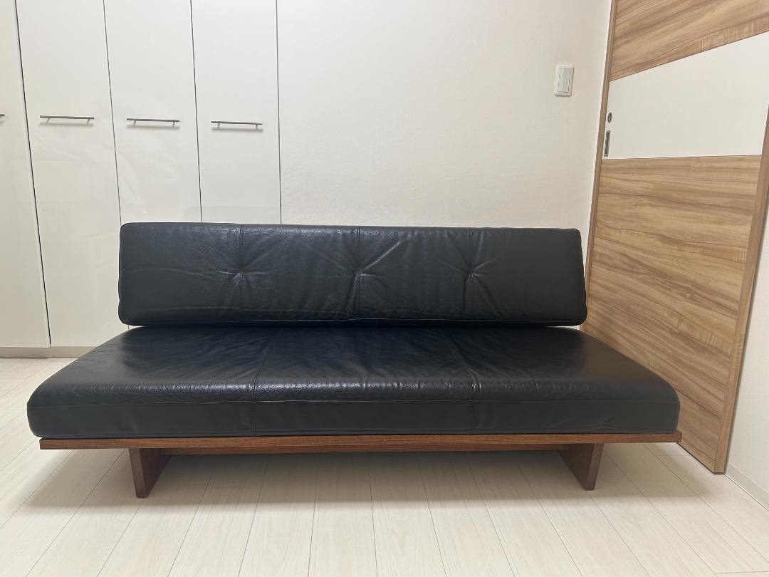 黒いレザーソファ