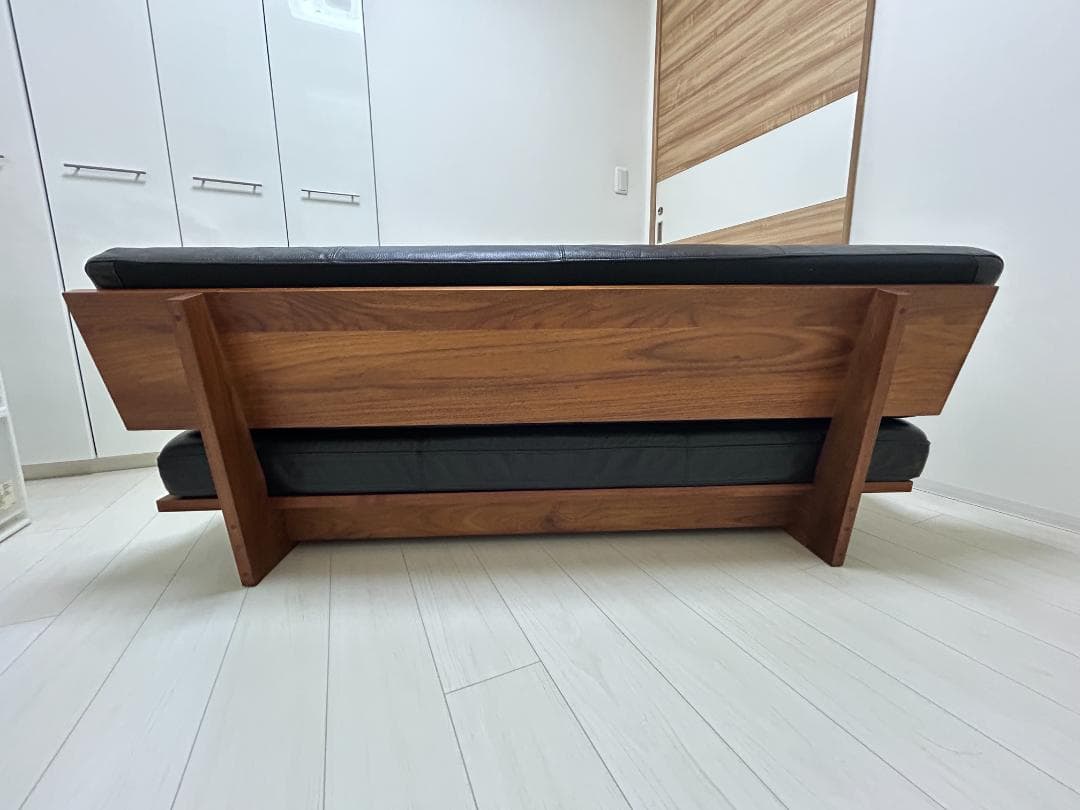 黒いレザーソファ