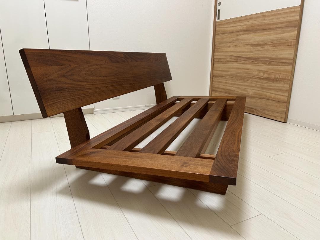 黒いレザーソファ