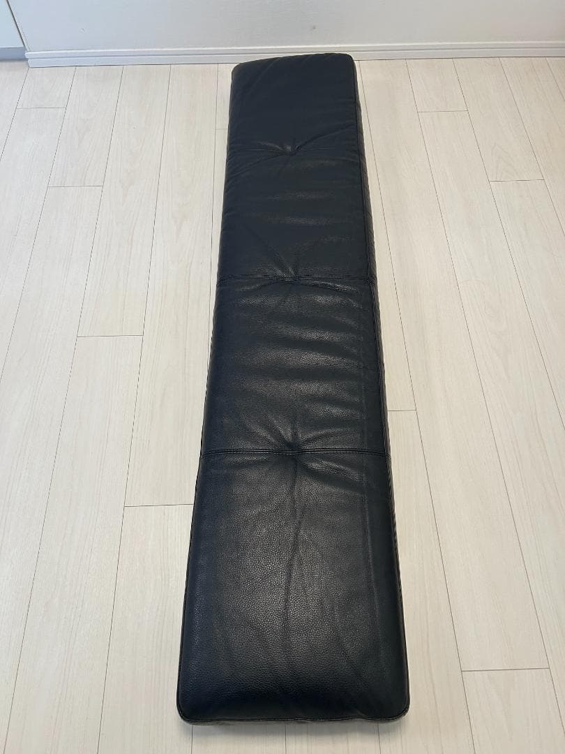 黒いレザーソファ