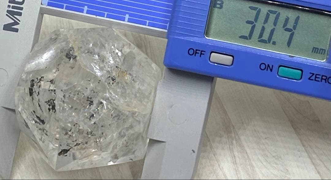 流砂入り水入り水晶　虹入り　可動域有り　原石　置物　浄化　癒し　天然石