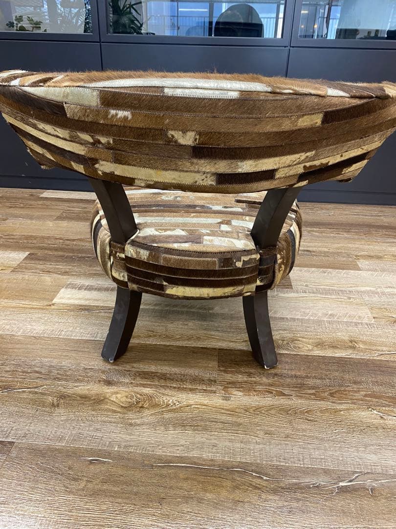 ハラコ ブラウンとホワイトのストライプアームチェア