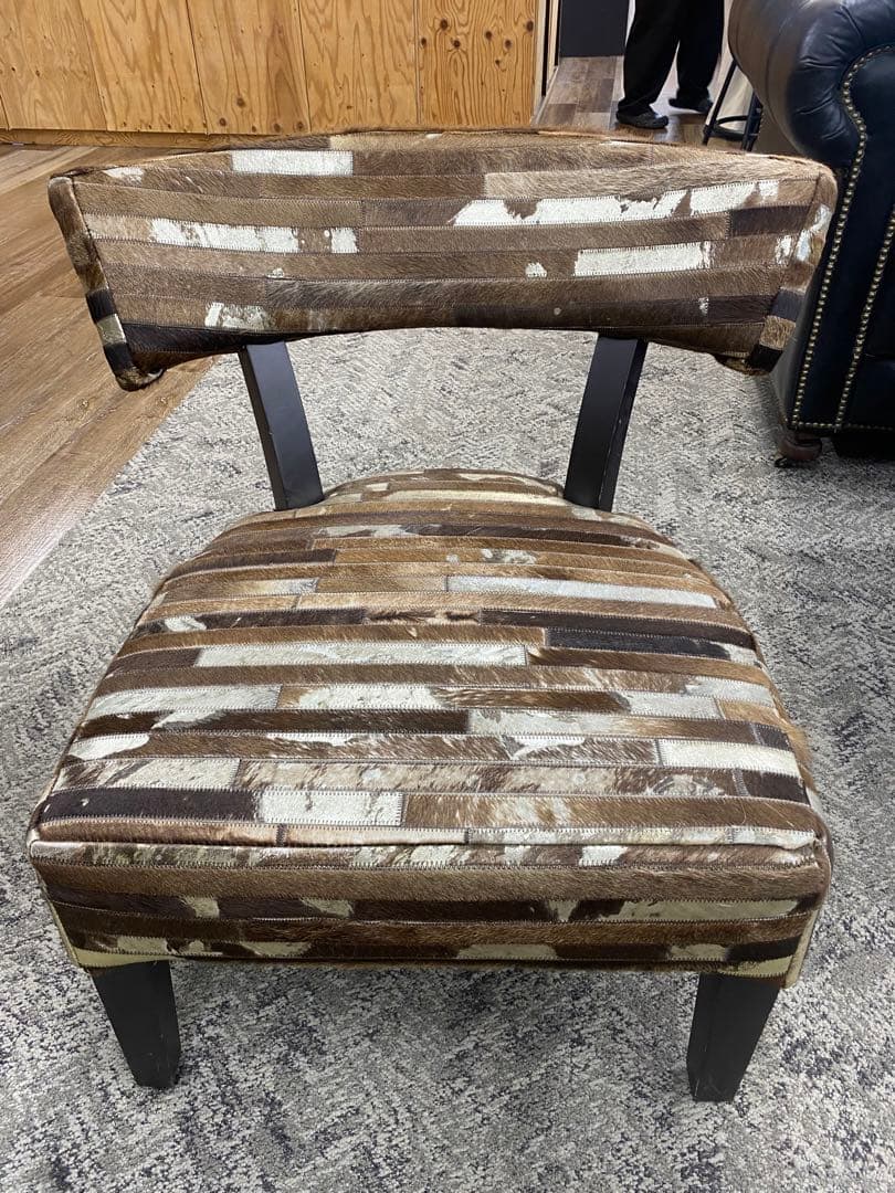 ハラコ ブラウンとホワイトのストライプアームチェア