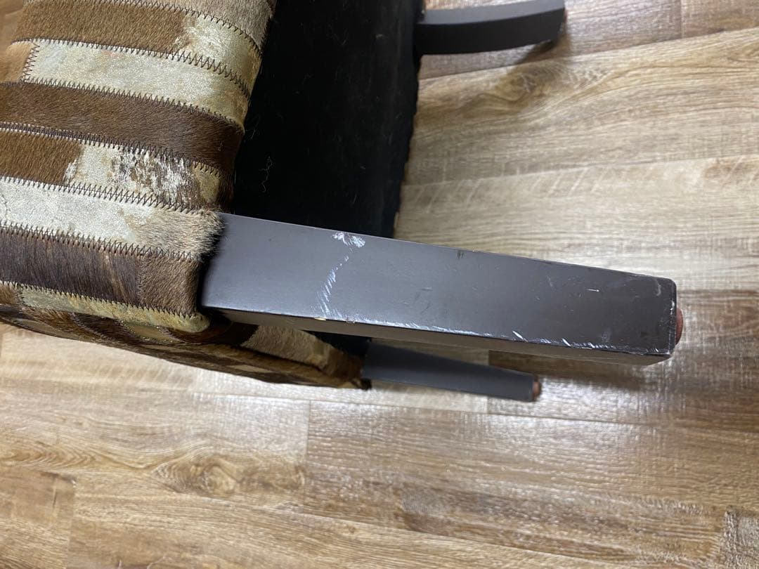 ハラコ ブラウンとホワイトのストライプアームチェア