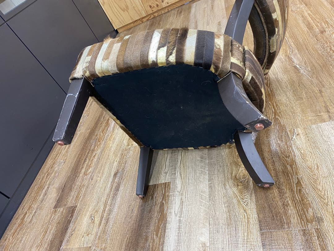 ハラコ ブラウンとホワイトのストライプアームチェア