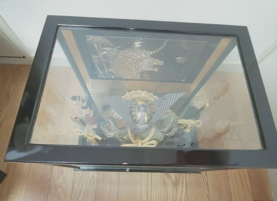 美品ケース入り コンパクト 五月人形 兜ケース飾り 兜飾り 古代造形兜 7号