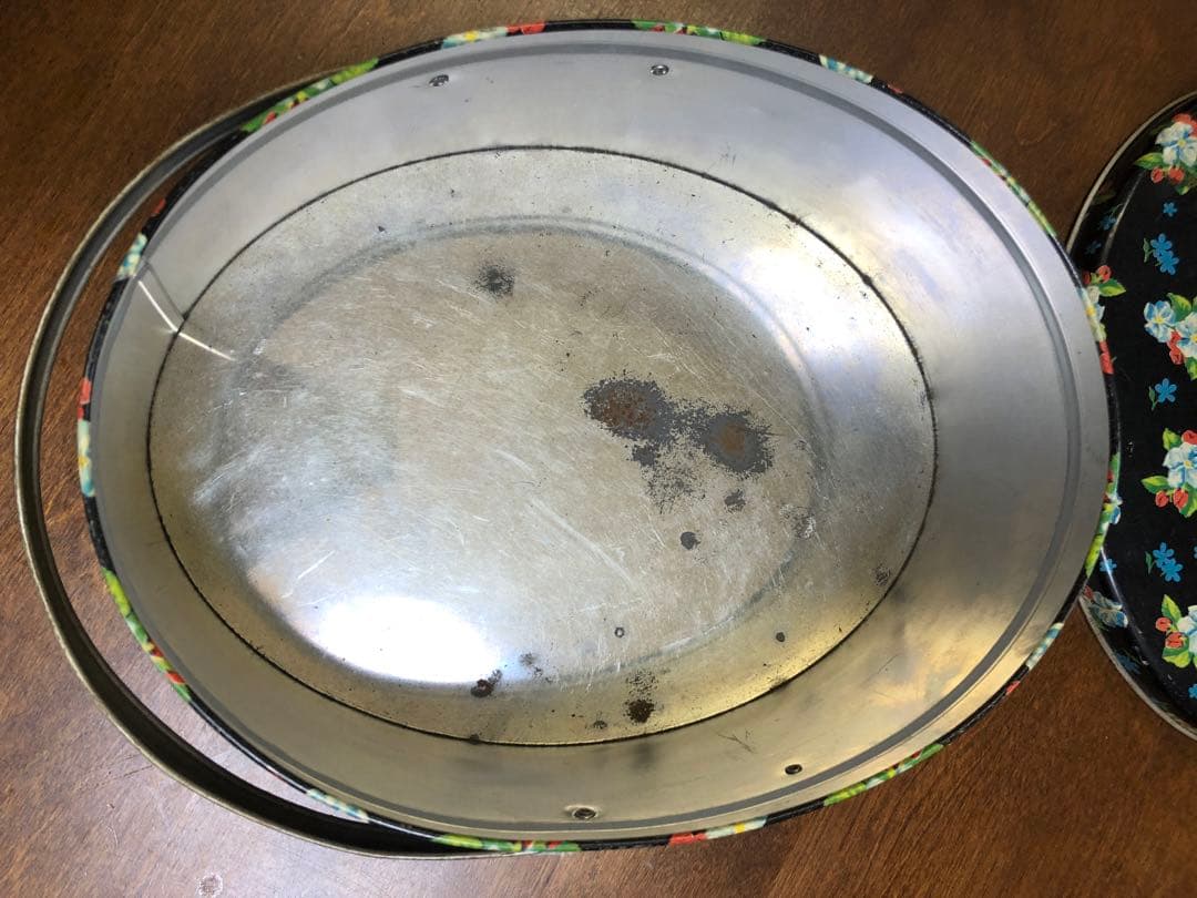 アンティーク　ブリキ缶　ブラック　花柄　ラベルあり