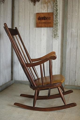 古い木製のロッキングチェア