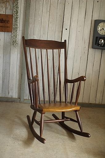 古い木製のロッキングチェア