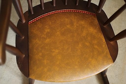 古い木製のロッキングチェア