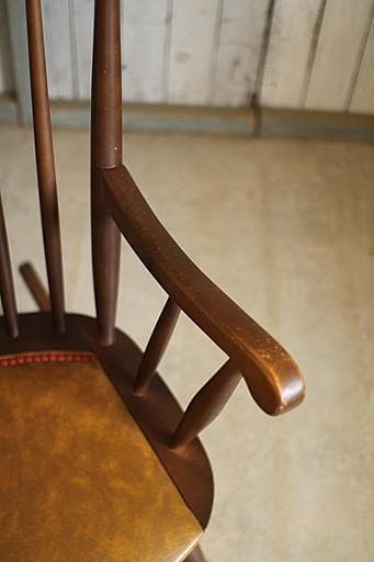 古い木製のロッキングチェア