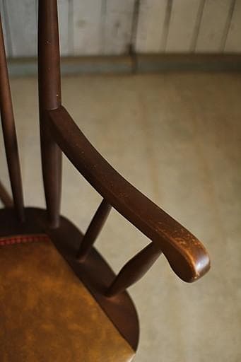 古い木製のロッキングチェア