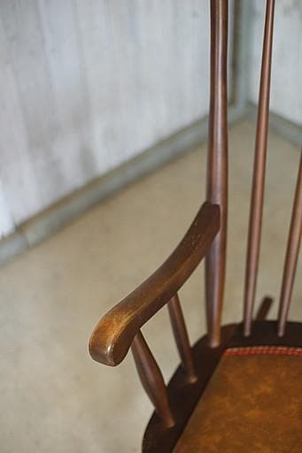 古い木製のロッキングチェア