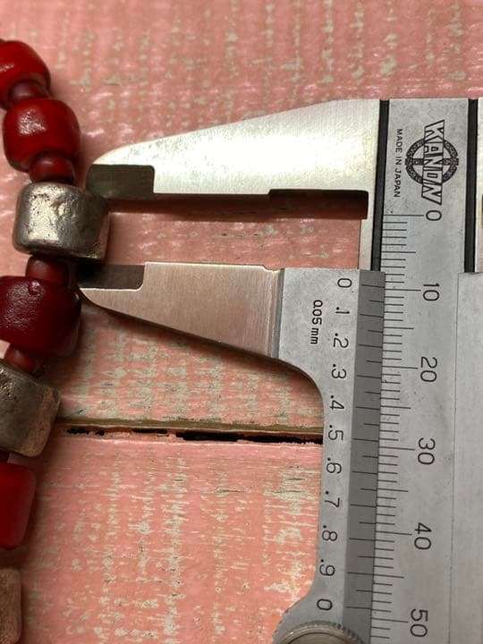 ホワイトハーツアンティークビーズ(ピンク)＆無垢シルバービーズネックレス